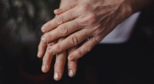 Mani secche e screpolate: come proteggerle dal freddo e dai lavaggi frequenti